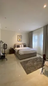 Lovely 5-bedroom apartment with two hotel-style bedrooms and a living room - Image 5