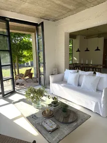 Architect-designed house with pool - Image 2