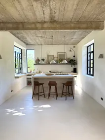 Architect-designed house with pool - Image 5