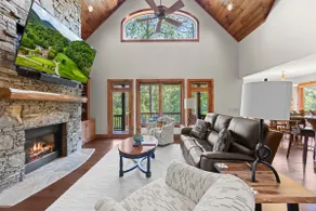 Luxury 5-Bedroom Mountain House - Image 4