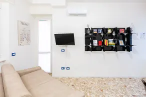 Metro M3 - 10 min Duomo - Cozy Apt W Balcony and AC - Image 2