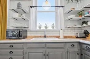 Cozy 2BR Loft in Downtown Charleston, IL - Image 3