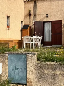 Beautiful studio terrace with Esparron lake view 4 people - Image 3