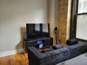 Compact loft in Loop - Image 4