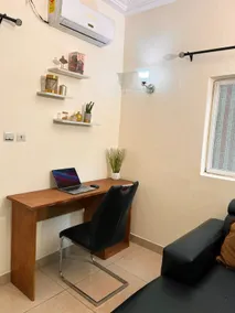 Secure 1-bedroom apartment + A/C + Fast Wifi - Image 4