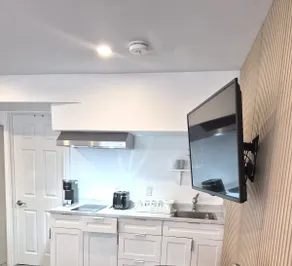 Modern Compact Studio Apartment | Kitchenette & Ensuite Bathroom - Image 5