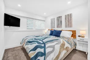 King Bed w/ front door parking & private courtyard - Image 4