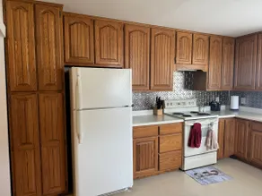 Cozy White Bungalow - Image 4