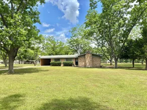 Country Living in the Heart of it All! - Image 2