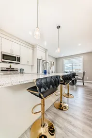 Cozyhub YYC /3BR 10 guest/Central location with AC - Image 5