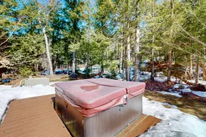 4BR house, hot tub, wrap around deck & fireplaces - Image 4