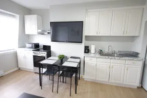 3 BDRM Apt Next to Airport/5 min to Downtown - Image 5