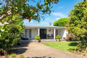 Vince’s Landing | Waterfront Cottage| Pay 2 Stay 3 - Image 3