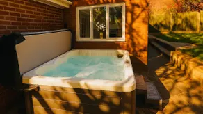 Luxury 5-bed Bungalow, Hot Tub, Games & Gated Parking - Image 4