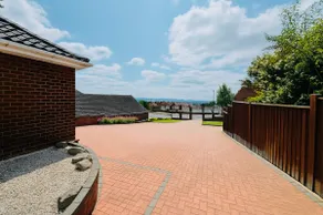 Luxury 5-bed Bungalow, Hot Tub, Games & Gated Parking - Image 2
