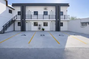 Downtown apartment with 2 king beds + private parking - Image 5