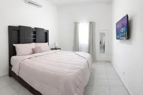 Downtown apartment with 2 king beds + private parking - Image 2