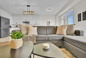 Modern Nest - 5 Beds, 2.5 Baths, 3 Park, Backyard - Image 5