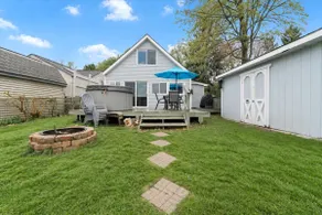 9BD Lake Front Cottage w/ Hot Tub & Pontoon Option - Image 5