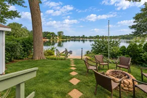 4-Bedroom Lake Front Cottage w/ Hot Tub & Kayaks - Image 4