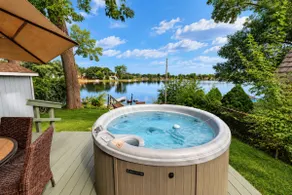 4-Bedroom Lake Front Cottage w/ Hot Tub & Kayaks - Image 3