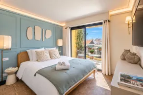 Luxurious penthouse, 2 bedroom suites, 3 spacious terraces, gorgeous views of mountains and sea, - Image 5