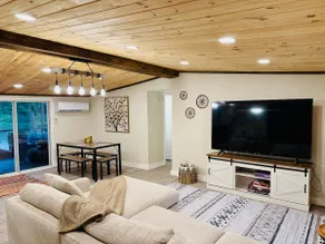 Cozy 3 Bdrm Cottage Retreat by the Springs - Image 3