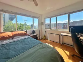 Quirky Artistic Crashpad - w/ parking + AC - Image 5