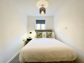 NEW Bungalow - 20-min walk to Quays - Plenty of Parking - Large Garden - Wi-Fi - Image 4