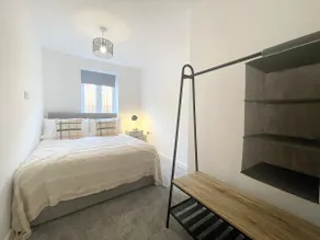 NEW Bungalow - 20-min walk to Quays - Plenty of Parking - Large Garden - Wi-Fi - Image 3