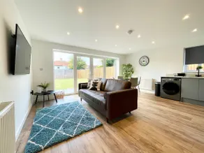 NEW Bungalow - 20-min walk to Quays - Plenty of Parking - Large Garden - Wi-Fi - Image 2