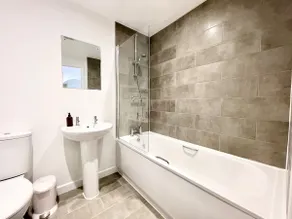 NEW Bungalow - 20-min walk to Quays - Plenty of Parking - Large Garden - Wi-Fi - Image 5