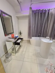 Idyllic Prestige Garden Apartment - Image 4