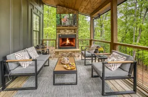 Couples Retreat-Jacuzzi-Fireplace-Resort Amenities - Image 2