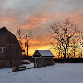 Historic Mini Barn Loft Lodge: Aug Special $299 - Image 5