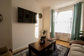 3 Bed Stylish & Spacious Home, Sleep up to 7ppl - Image 3