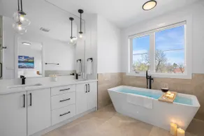 New 3BR Home w/ AC + Free Parking near UofC - Image 4