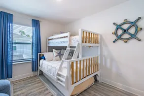 Coastal 3BR Townhouse Near the Beach - Image 5
