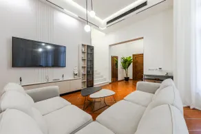 Premium 3BR Villa Stay | Balcony & Parking - Image 2