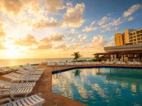 Beach Resort · Beach Access · Walk to La Isla - Image 4