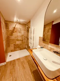 P1 Megarama: AIR CONDITIONING, Jacuzzi, near the train station, ID check! - Image 4