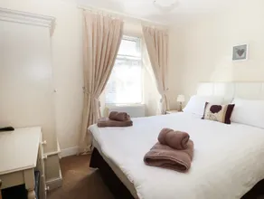 Central, 1 bed & parking permit - Image 2