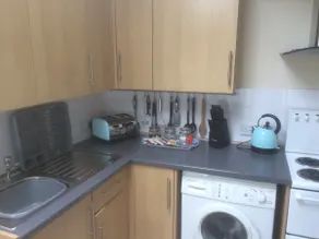 Central, 1 bed & parking permit - Image 3
