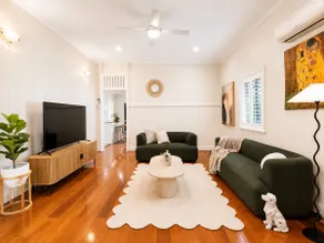 Cozy 4-Bed Heritage Home |Spacious|Aircon|2Carport - Image 2