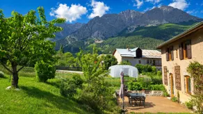 House with garden near the lake with mountain view - Image 2