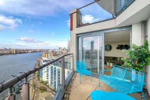 Stunning Thames View 2-Bedroom Apartment 2 Baths & 2 Balconies Sleeps 6 - Image 2