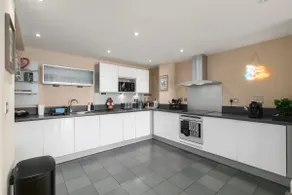 Stunning Thames View 2-Bedroom Apartment 2 Baths & 2 Balconies Sleeps 6 - Image 5