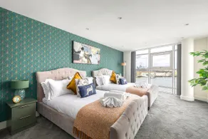 Stunning Thames View 2-Bedroom Apartment 2 Baths & 2 Balconies Sleeps 6 - Image 3