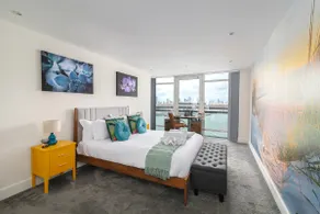 Stunning Thames View 2-Bedroom Apartment 2 Baths & 2 Balconies Sleeps 6 - Image 4