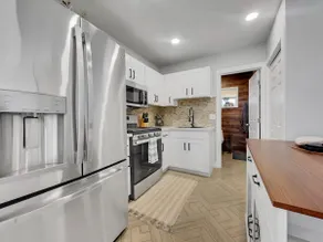 2025 Remodeled King Bed Full Kitchen Washer Dryer - Image 4
